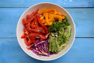 将调好的调料淋在鲜蔬上