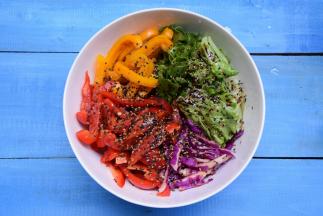 再撒上熟芝麻拌匀即可食用