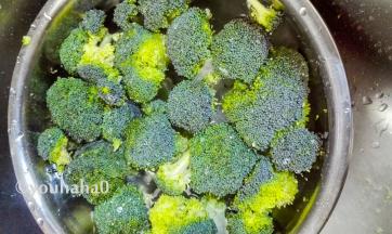 一棵西兰花掰成小朵，放淡盐水中浸泡十五分钟左右，同时准备蒜粒。