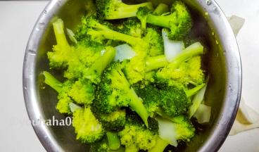 浸泡后的西兰花洗净，入开水锅中焯水2分钟左右后捞出，水里放少许的盐和油，能保持西兰花翠绿的颜色。