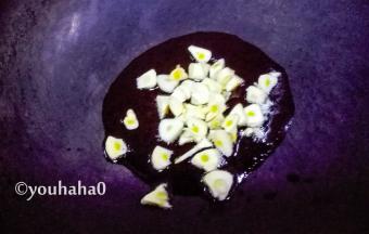 炒锅烧热放入适量的植物油，放入约2/3的蒜粒炸至金黄色。