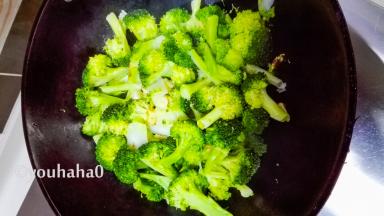 放入西兰花快速翻炒