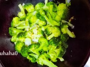 放入西兰花快速翻炒