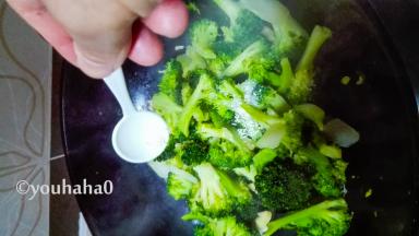 翻炒几下后放入适量的盐，炒匀后放少许的鸡精。