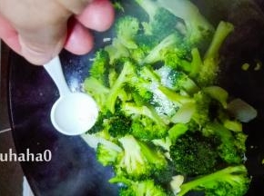 翻炒几下后放入适量的盐，炒匀后放少许的鸡精。