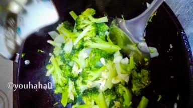 放入余下的1/3蒜粒，翻炒均匀即可出锅