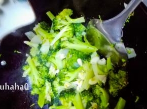 放入余下的1/3蒜粒，翻炒均匀即可出锅