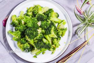 一盘翠绿的蒜蓉西兰花上桌了，这颜色非常招人喜爱。