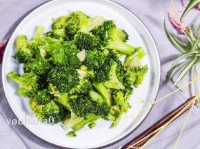 一盘翠绿的蒜蓉西兰花上桌了，这颜色非常招人喜爱。