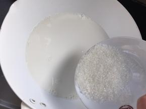 加入白糖拌匀