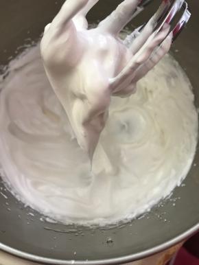 打发至硬性发泡（像奶油）提起打蛋器成三角形即可