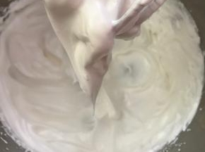 打发至硬性发泡（像奶油）提起打蛋器成三角形即可