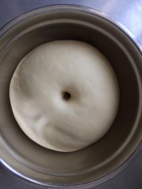 温暖处发酵至1.5～2倍大，观察状态以戳洞后不回缩即可