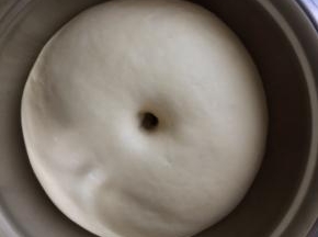 温暖处发酵至1.5～2倍大，观察状态以戳洞后不回缩即可