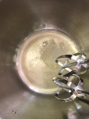 蛋白里，加入三分之一的白糖，电动打蛋器启动低档打发（白糖分次加入）