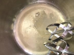 蛋白里，加入三分之一的白糖，电动打蛋器启动低档打发（白糖分次加入）