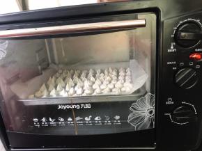 放入预热好的烤箱中层，上下火100度烤1小时以上