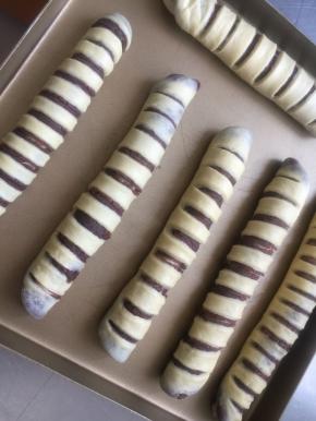 以依次卷好，摆入烤盘，二发，温度35度，湿度75%左右。