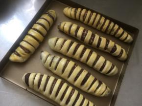 二发结束，190度预热烤箱。在面包表面刷一层蛋液，不要刷到豆沙馅儿上。180度，中层烤15分钟