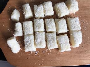 再切成小块，健康、营养、美味的牛奶布丁就做好了