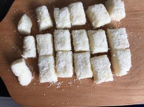 再切成小块，健康、营养、美味的牛奶布丁就做好了