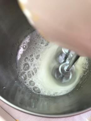 打发至开始变白时，加入第二次白糖，继续打发