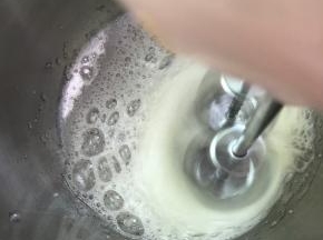 打发至开始变白时，加入第二次白糖，继续打发