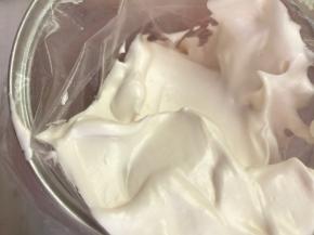 （用五齿裱花嘴，装入裱花袋）再将裱花袋套入同等大小的瓶子或者杯子里，然后再把拌好的蛋白糊装入裱花袋内