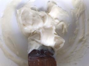 搅拌至干糊状，如图，关火，继续搅拌至冷却