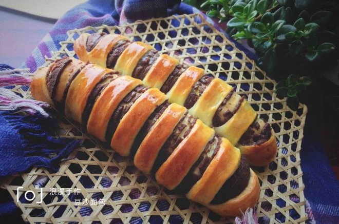 毛毛虫豆沙面包