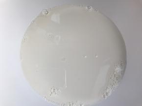 将牛奶倒入锅中