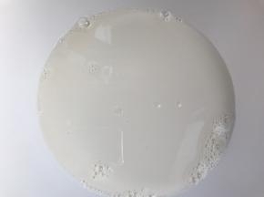 将牛奶倒入锅中