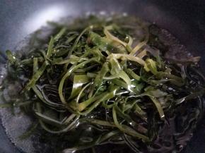 泡发的海带焯水，水烧开后放入泡发的海带，再次烧开立即关火捞出。