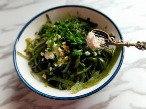 最后加入鸡粉，拌均匀即可。