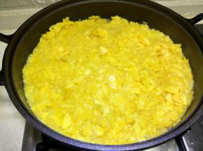 把菠萝丁装入器皿里，加入糖腌4小时，加入麦芽糖，用不粘锅大火煮开，转小火熬，喜欢颜色深点可以用20克红糖替换等量的白糖。