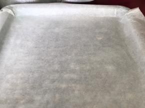 烤盘铺上油纸，同时烤箱160度预热10分钟