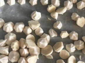 拿出轻松的就可以剥下蛋白糖了