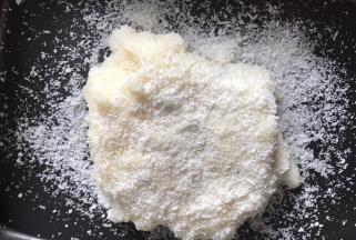 定型后，上面撒一层椰蓉