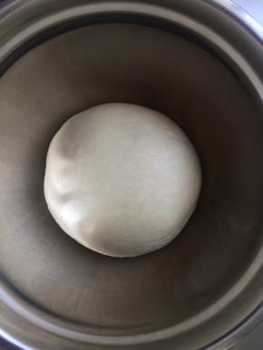 采用后油法讲面团揉至扩展阶段