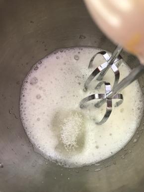 打发至白色时，加入剩下的白糖，继续打发