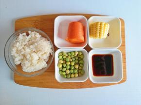 食材准备:米饭1碗、豌豆粒25克、胡萝卜40克、玉米35克、宝宝酱油2克