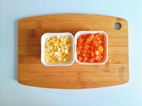 玉米剥粒；胡萝卜切粒