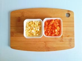 玉米剥粒；胡萝卜切粒