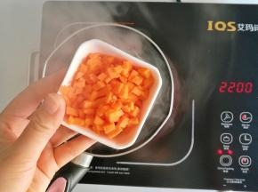 下胡萝卜，一同焯水3分钟