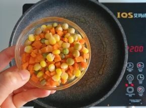 倒入蔬菜炒香