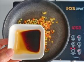 宝宝酱油入锅搅拌均匀