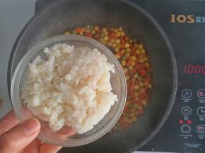 米饭入锅，翻炒均匀即可出锅（米饭入锅比较干，可再加适量清水）