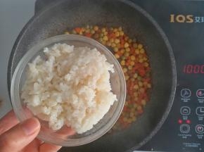 米饭入锅，翻炒均匀即可出锅（米饭入锅比较干，可再加适量清水）