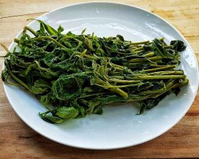 用手挤干水分。