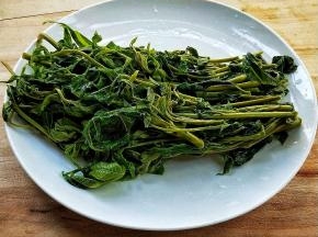 用手挤干水分。